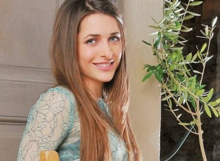 Η "Μυρτώ" από το "Κάτω Παρτάλι" ημίγυμνη με τα στήθη έξω!