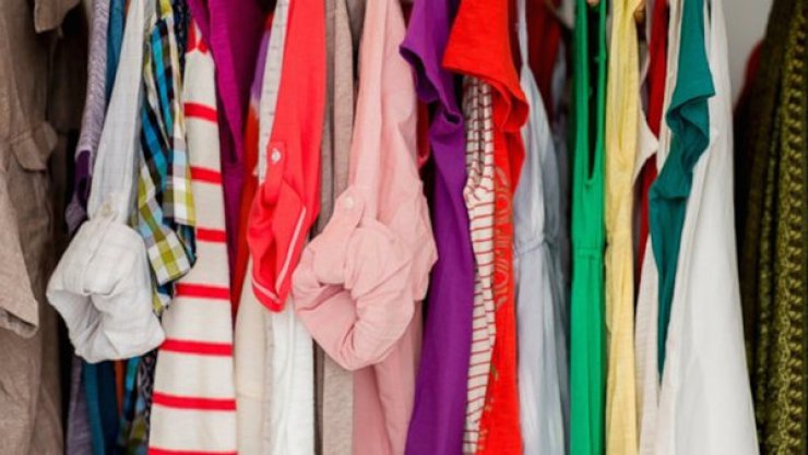 Έφερνε ρούχα μαϊμού από κατεχόμενα και τα μεταπωλούσε