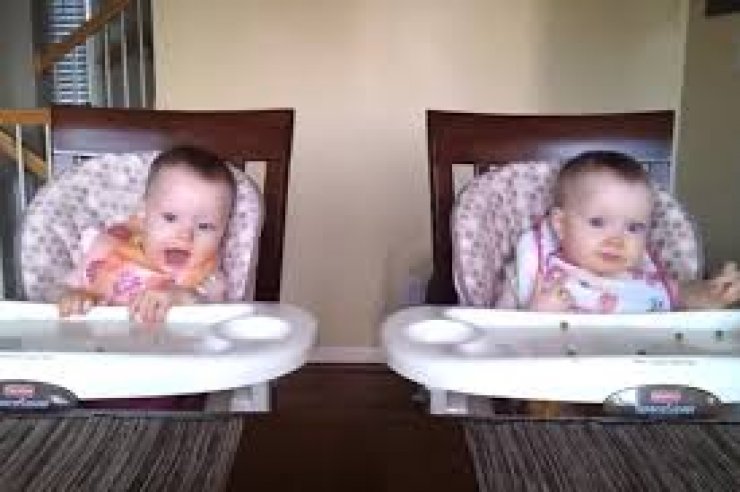 Χαριτωμένα δίδυμα κοριτσάκια κουνάνε το κεφάλι τους καθώς ο μπαμπάς παίζει κιθάρα (Βίντεο)