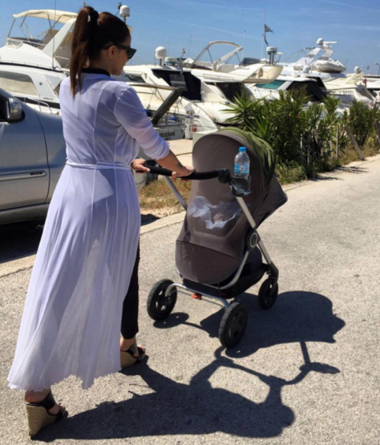 Η νέα μανούλα της ελληνικής showbiz στην πρώτη βόλτα με το γιο της!