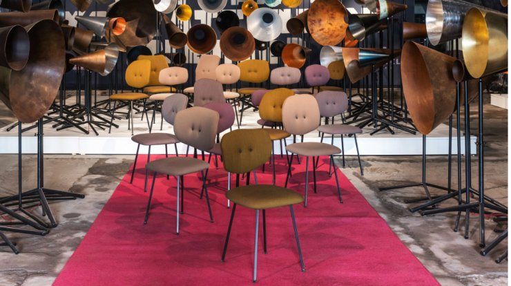 Σκαμπό και καρέκλες με ασυνήθιστο design στην πλάτη τους