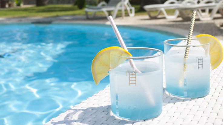 Μικρούλι ποτήρι για την πισίνα