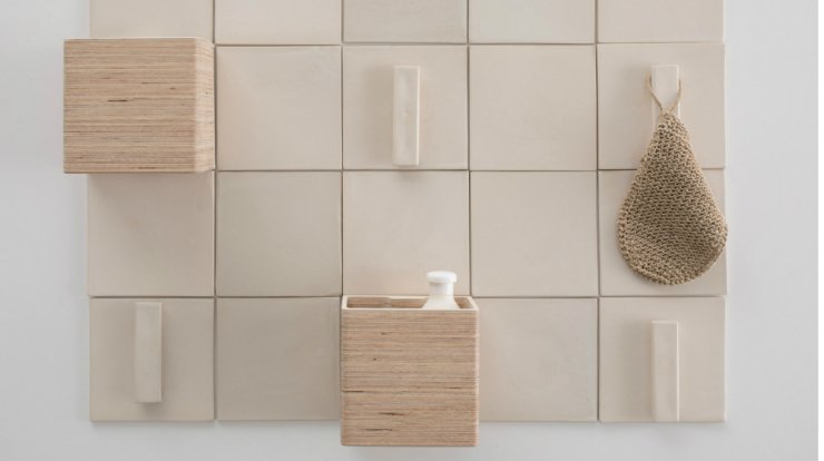 Κεραμικά πλακάκια ενώνονται και δημιουργούν έναν τοίχο - κρεμάστρα