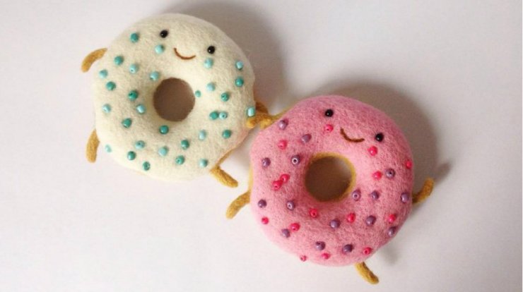 Χειροποίητα ζωάκια και τρόφιμα από μαλλί φτιάχνουν δύο αδελφές από την Ουκρανία