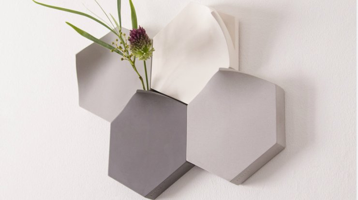 Ένα εξάγωνο βάζο λουλουδιών που εφαρμόζει πάνω σε τοίχους