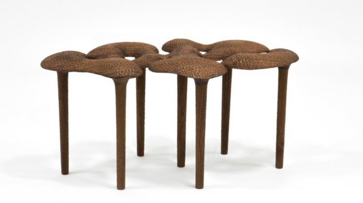 Χειροποίητα σκαλιστά έπιπλα με έντονα διακοσμητικά, οργανικά σχήματα