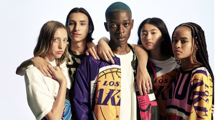 Τα καταστήματα Bershka έχουν ξεκινήσει συνεργασία με το NBA