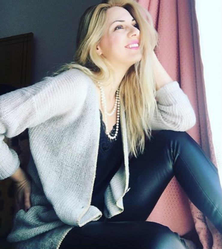 Δείτε τη Δήμητρα Μακρυγιάννη με την πιο σέξι φούστα που έχει φορέσει ποτέ!