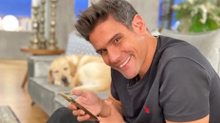 Δημήτρης Ουγγαρέζος: Το νέο look του παρουσιαστή με μουστάκι! [εικόνα]