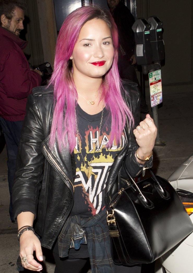 Τα έβαψε…φούξια! Δείτε ποια διάσημη τραγουδίστρια 