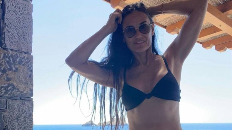 Demi Moore: "Έκλεψε" τα βλέμματα σε γνωστή παραλία της Μυκόνου με το καλλίγραμμο κορμί της! [βίντεο]