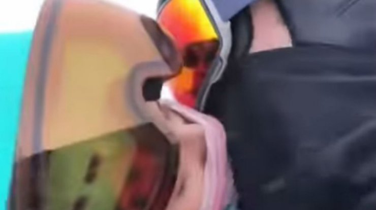 Το πρώτο δημόσιο φιλί επώνυμης Ελληνίδας με τον σύντροφό της! [βίντεο]