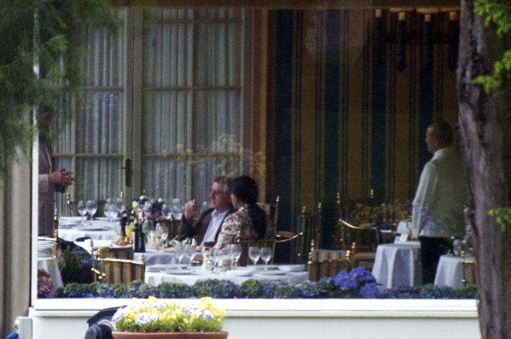 Διάσημος ηθοποιός σε χλιδάτες διακοπές. Ποιος είναι; 