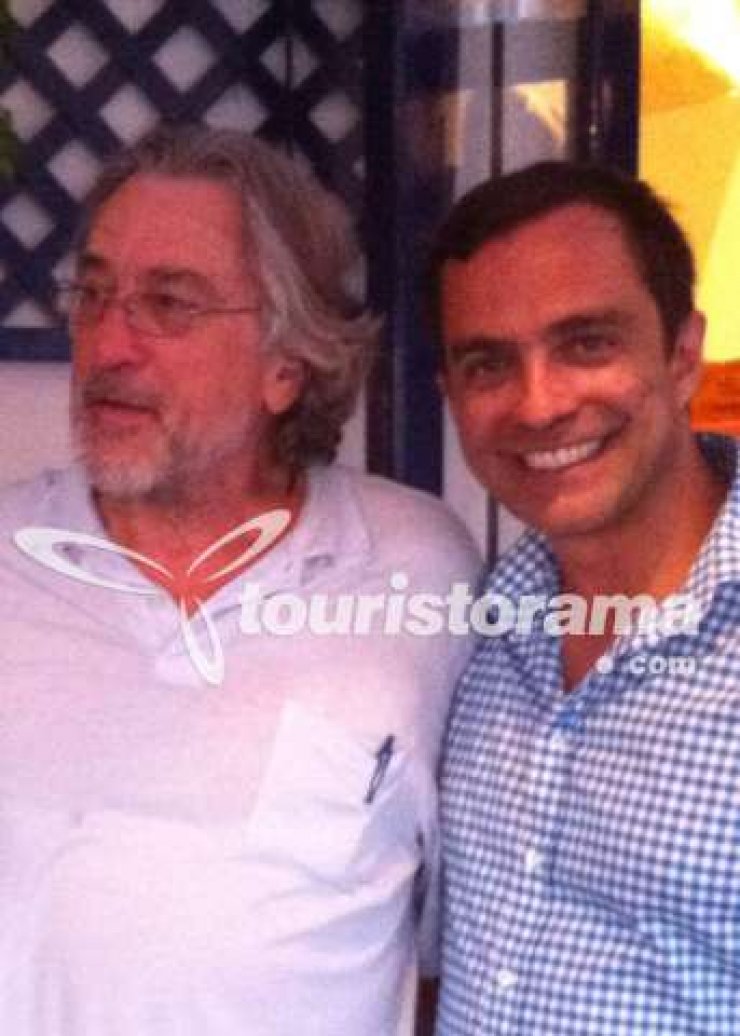 Στη Σαντορίνη ο Ντε Νίρο και ο Τραβόλτα