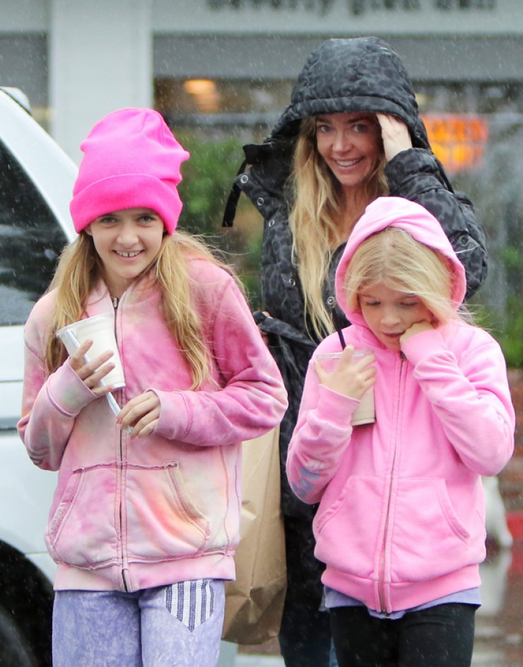 Σταρ του Hollywood κάνει παιχνίδια στη βροχή [εικόνες]