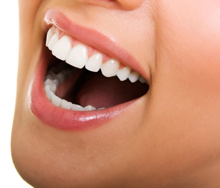 5 make up tips για να δείχνουν τα δόντια σας πιο λευκά