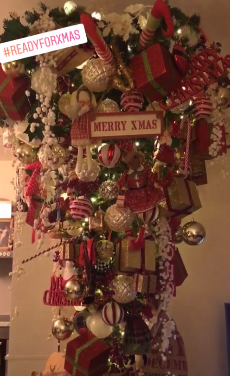 Το είδαμε κι αυτό! Επώνυμη Κύπρια στόλισε ανάποδα το χριστουγεννιάτικό της δέντρο!