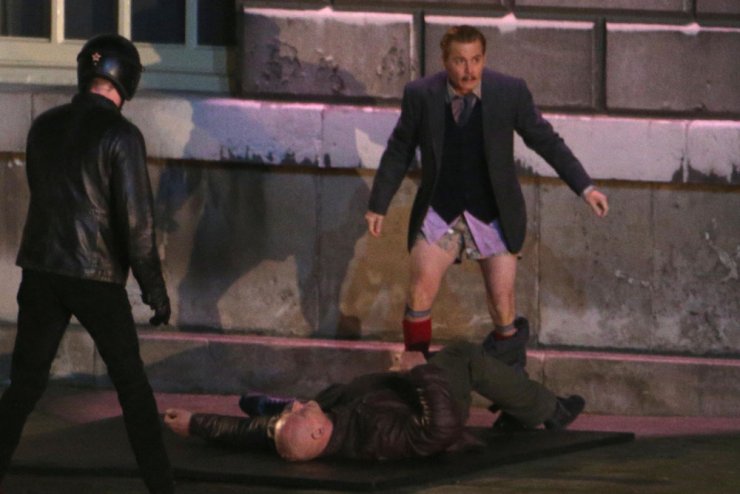 Δείτε τον Johnny Depp με κατεβασμένο το παντελόνι 