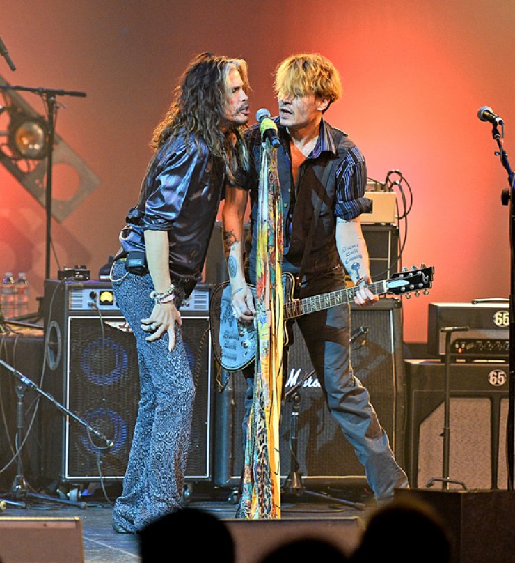 Δείτε τον Johnny Depp να ροκάρει [φωτογραφίες]