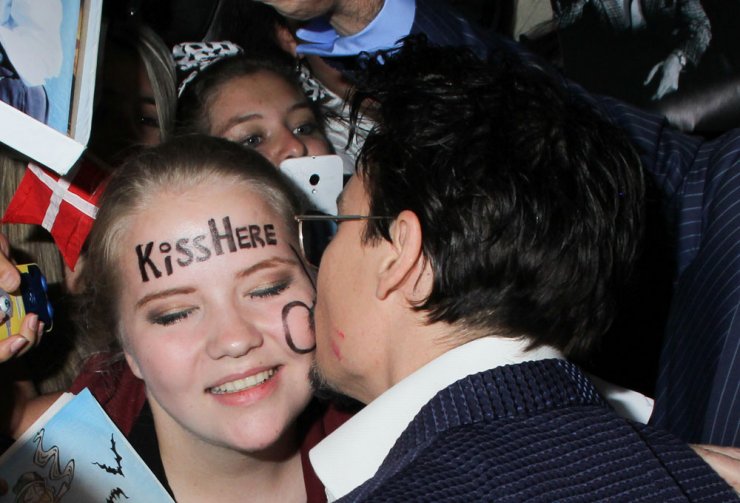 Johnny Depp: Το φιλί με θαυμάστρια [εικόνες]