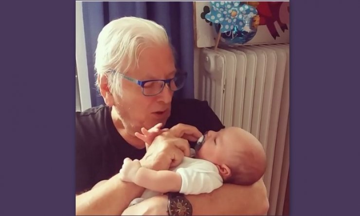 Κώστας Βουτσάς: To απολαυστικό βίντεο που νανουρίζει τον γιο του!