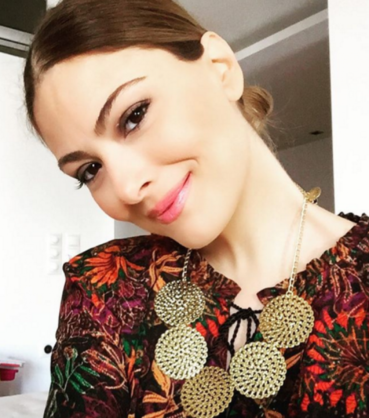 Δέσποινα Καμπούρη: Ποζάρει στο νέο της σπίτι με φουσκωμένη κοιλίτσα