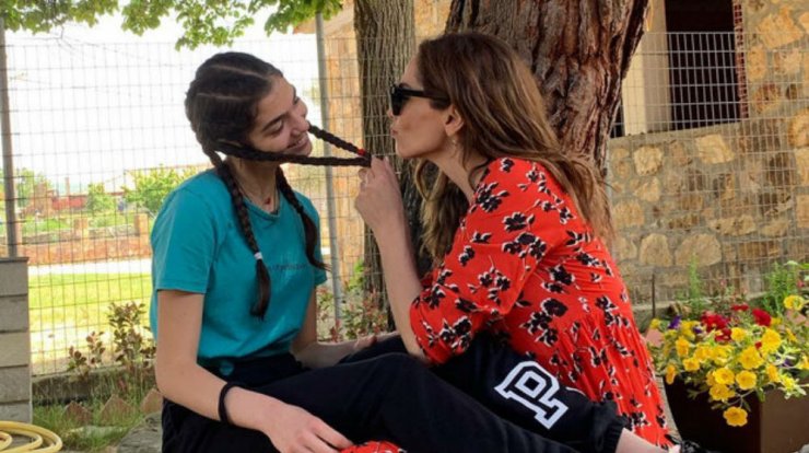 Η Μελίνα εύχεται στη μαμά της Δέσποινα Βανδή για τη γιορτή της μητέρας και μένουμε με το στόμα ανοιχτό