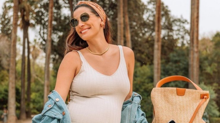 Χριστίνα Μπόμπα: Χορεύει χαϊδεύοντας την κοιλίτσα της ένα μήνα πριν το μαιευτήριο [βίντεο]