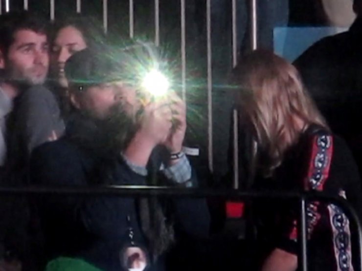 Ποιον φωτογραφίζει ο Leonardo Di Caprio; 