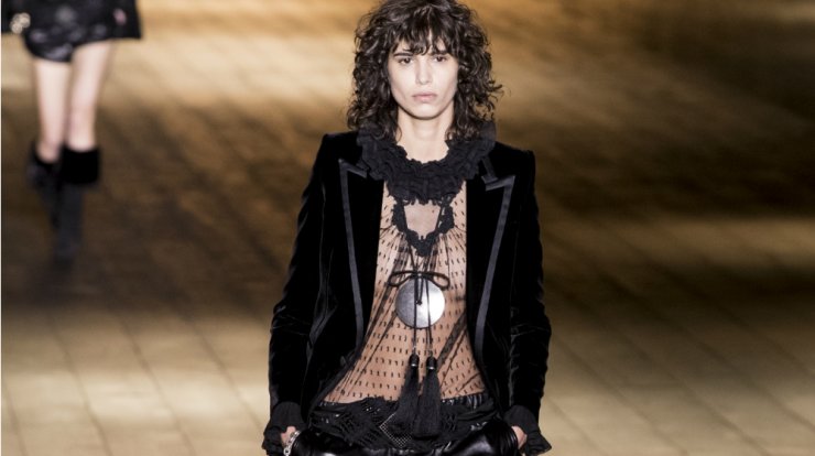 Πώς να φορέσεις την διάφανη μπλούζα στο ρεβεγιόν