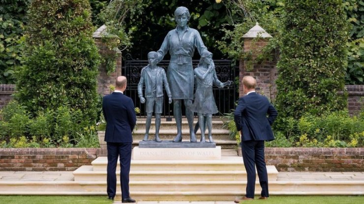 Harry - William: Εμφανίστηκαν μαζί στην τελετή για τα 60α γενέθλια της μητέρας τους [εικόνες]