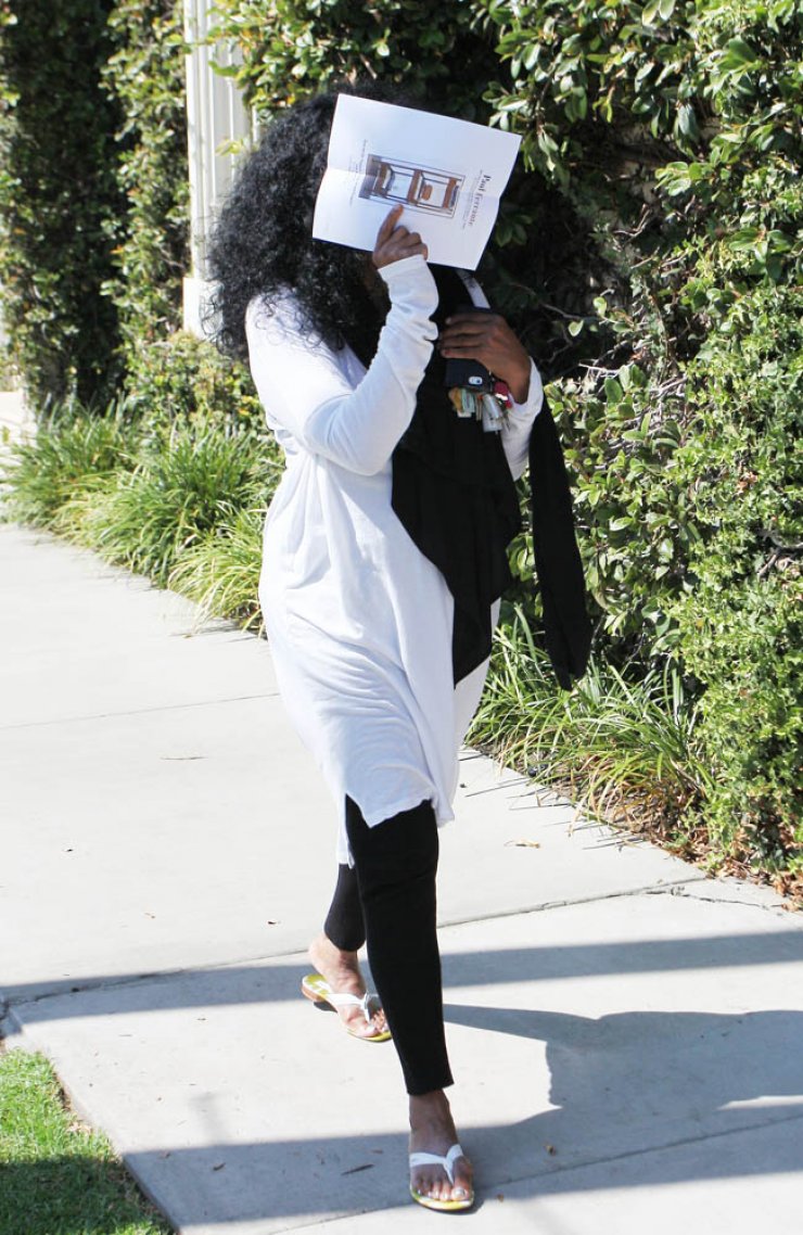 Ποια διάσημη τραγουδίστρια προσπαθεί να κρυφτεί από τους φωτογράφους;