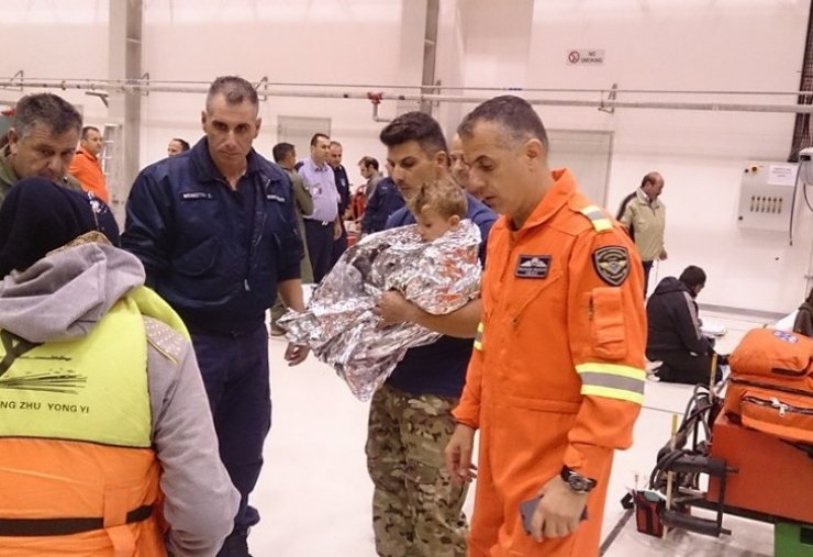 Ολονύχτια διάσωση προσφύγων - Νοσηλεύονται 16 ναυαγοί