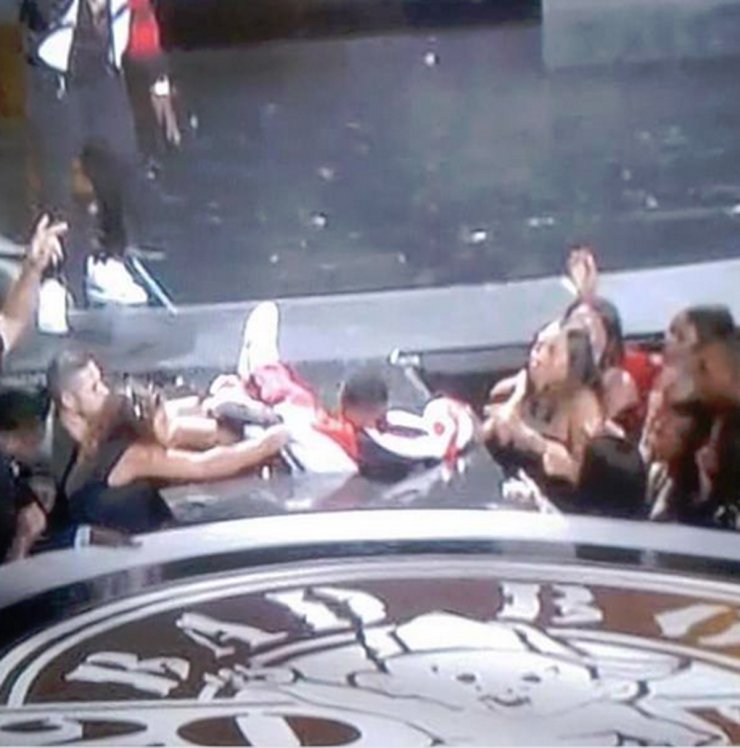 Η πτώση τραγουδιστή στα μουσικά βραβεία!