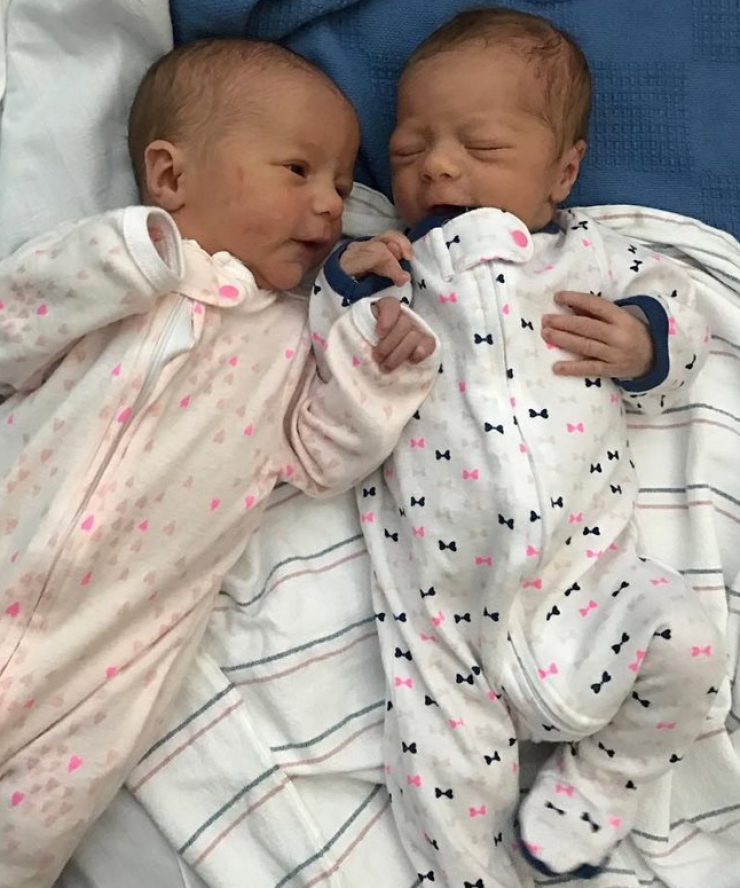 Για πρώτη φορά! Γνωστός τραγουδιστής μας συστήνει τα δίδυμα κοριτσάκια του!