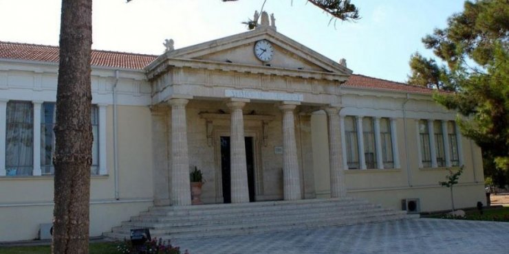 Εμπρησμός στο Δημαρχείο Πάφου με το καλημέρα