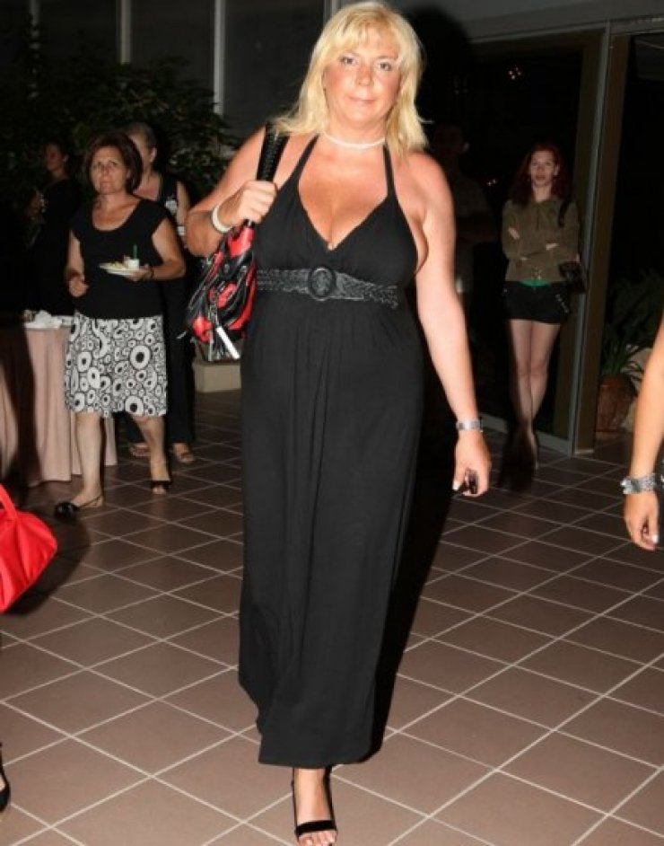 Πρώτη φορά! H Δήμητρα Λιάνη με γοητευτικό νεαρό συνοδό στο αεροδρόμιο