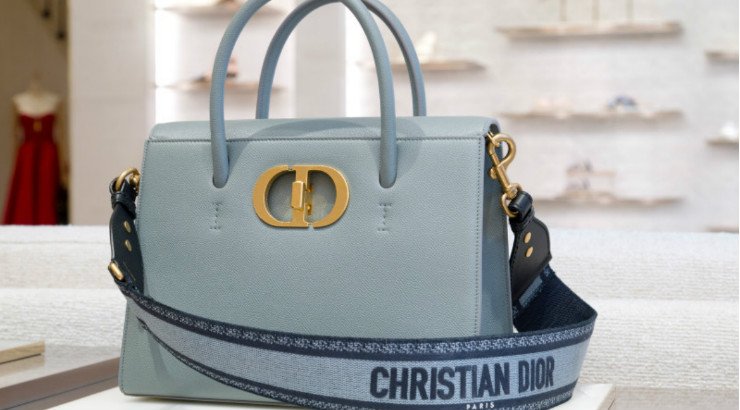 Η νέα τσάντα του γαλλικού οίκου Dior είναι πρακτική και εξαιρετικά κομψή