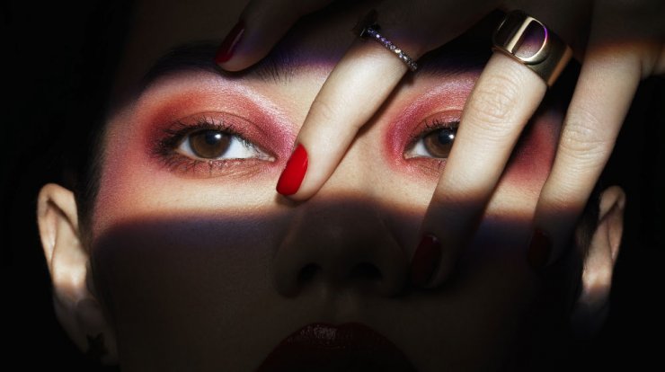 Το φετινό Halloween, ο Dior γιορτάζει το κόκκινο με ένα κομψό μακιγιάζ με δραματικό τόνο