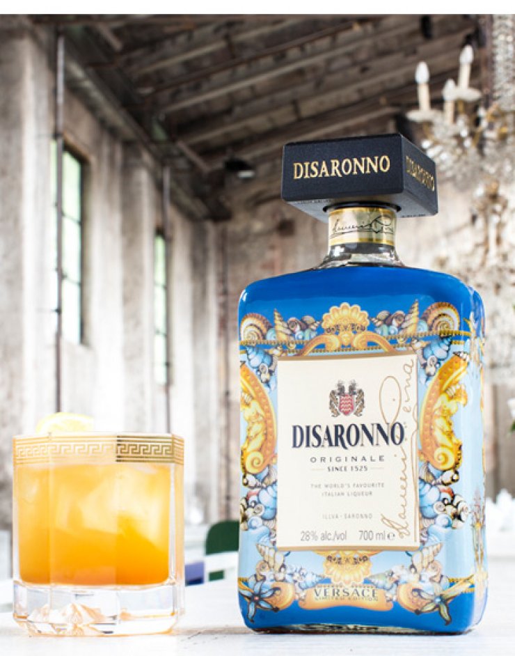 Το Disaronno φοράει Versace