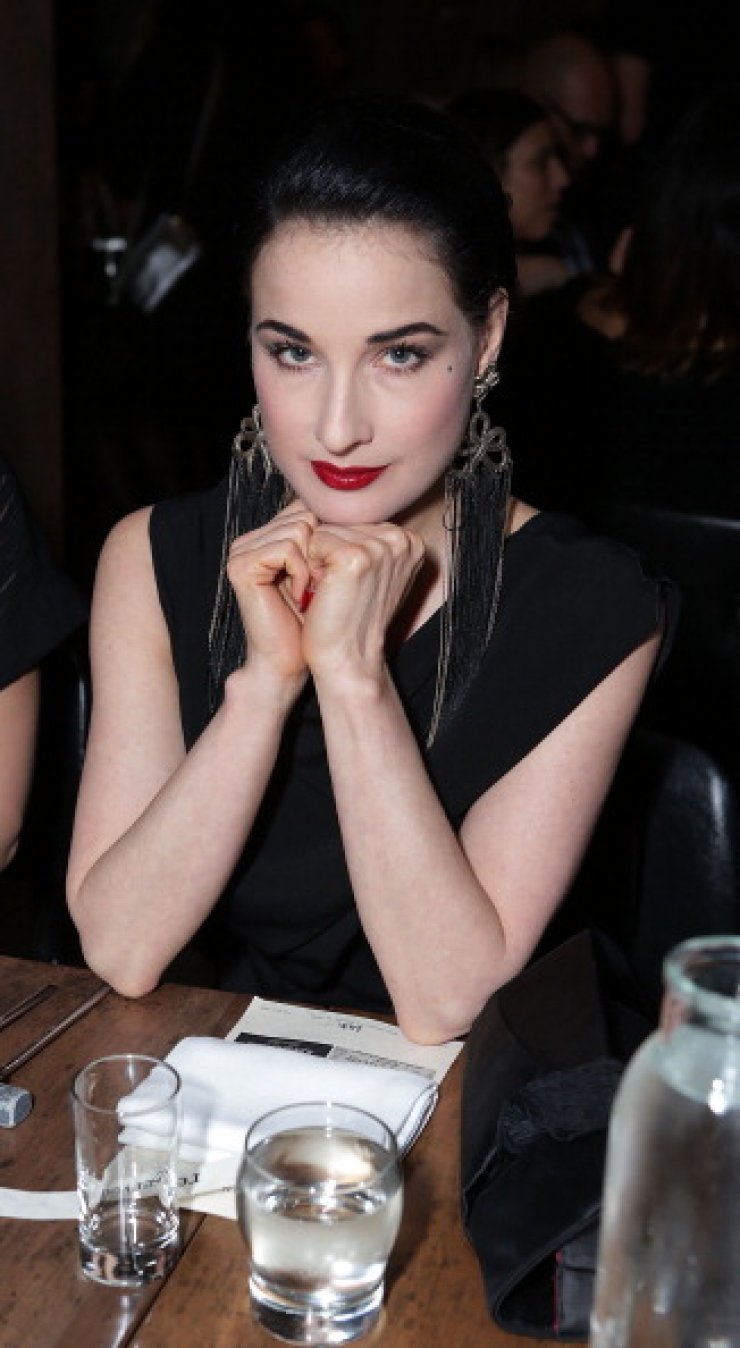 H νέα σειρά μακιγιάζ της Dita Von Teese