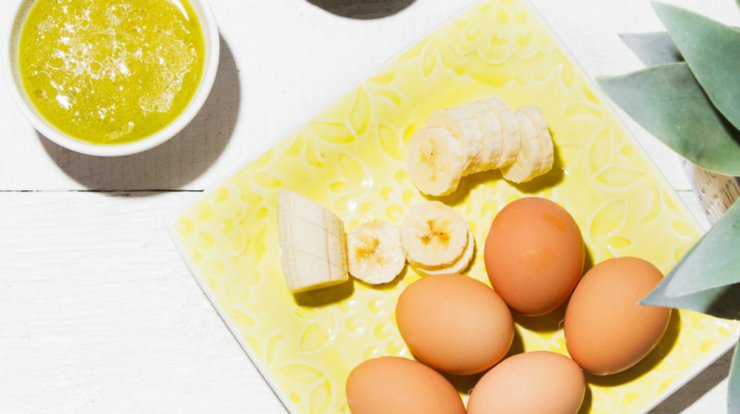 Μπανάνα και αυγό: Η καλύτερη DIY μάσκα μαλλιών που δοκιμάσαμε στην καραντίνα