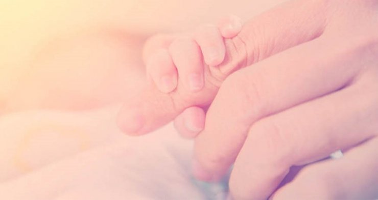 Γέννησε πασίγνωστη τραγουδίστρια και το ανακοίνωσε στο twitter