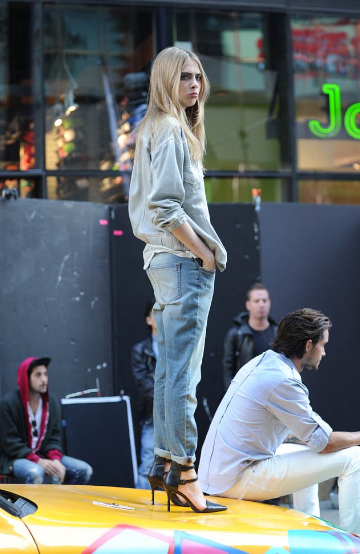 Δείτε τη νέα καμπάνια της DKNY με την Cara Delevingne!