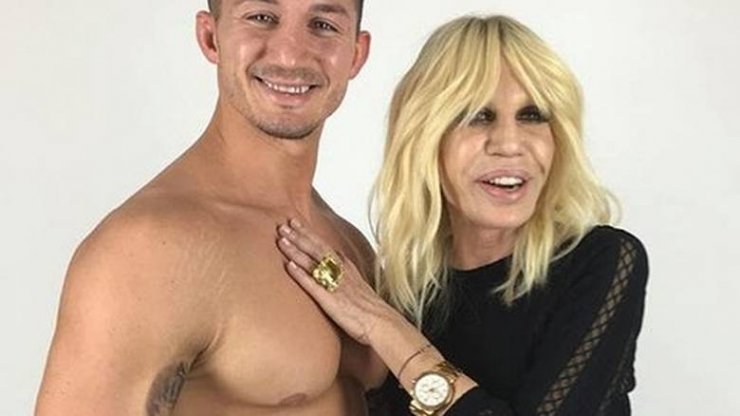 Η Donatella Versace είναι έτοιμη για την εβδομάδα μόδας