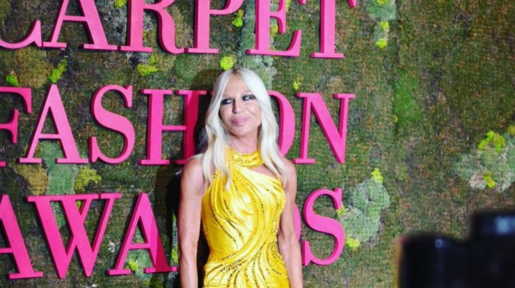 Γνωστή socialite βρέθηκε στο private party της Donatella Versace στο Μιλάνο!