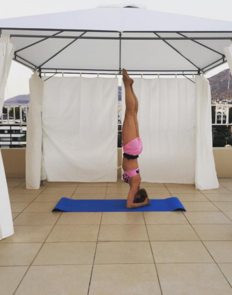 Ελληνίδα παρουσιάστρια εντυπωσιάζει με το σώμα της κάνοντας κατακόρυφο!