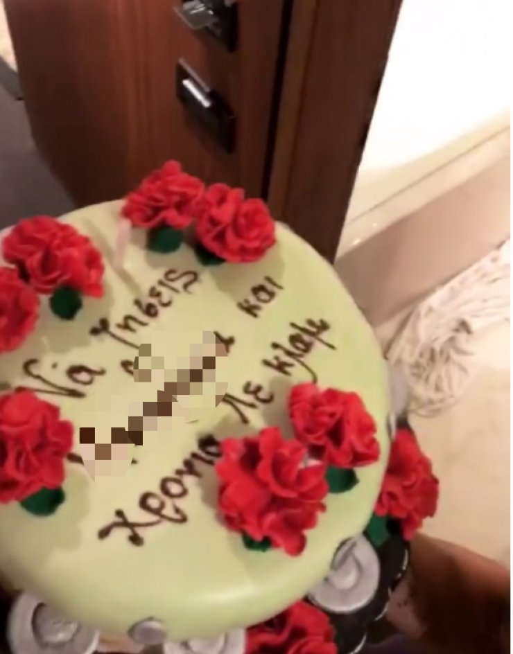 Τούρτα έκπληξη για παρουσιάστρια του ΣΙΓΜΑ εμπνευσμένη από τα μπουζούκια!