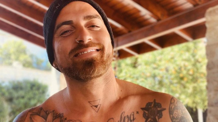 Δώρος Παναγίδης: Ημίγυμνος και με νέο hair look μας έδειξε τους σέξι κοιλιακούς του