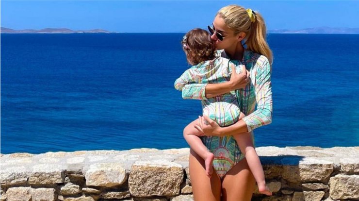 Δούκισσα Νομικού: Δείτε τι επέλεξε να φορέσει μαζί με την κορούλα της [εικόνα] 